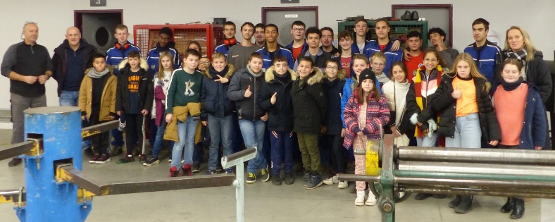 Une image contenant personne, posant, groupe Description générée automatiquement